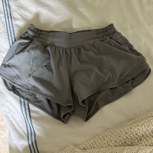 LULULEMON RHINO GREY HOTTY HOT SHORTS 2.5